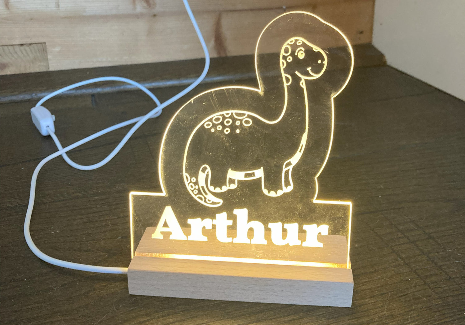 LED Holzständer mit Acrylglas mit graviertem Motiv Dinosaurier